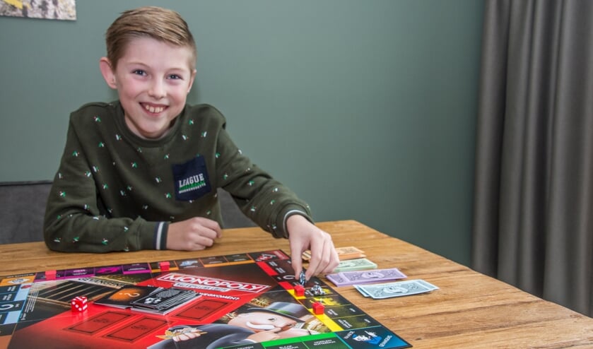 <p>Kai Bogers houdt van bordspellen en vindt de Monopoly valsspelers-editie het allerleukst.</p>