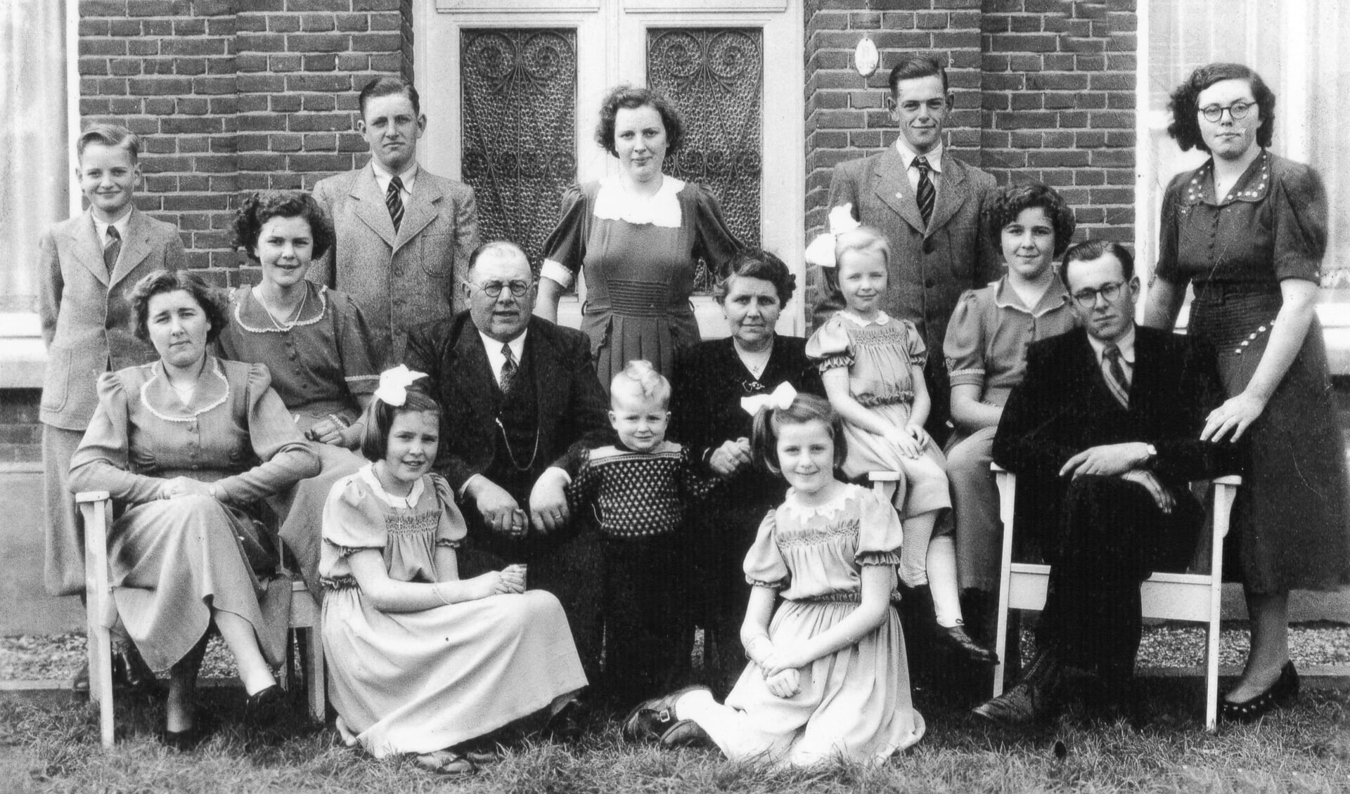 Oude foto groot gezin Halsteren.