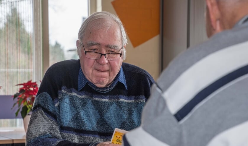 KBO-voorzitter John Wanrooij is blij dat hij een potje kan kaarten in 't Weike.
