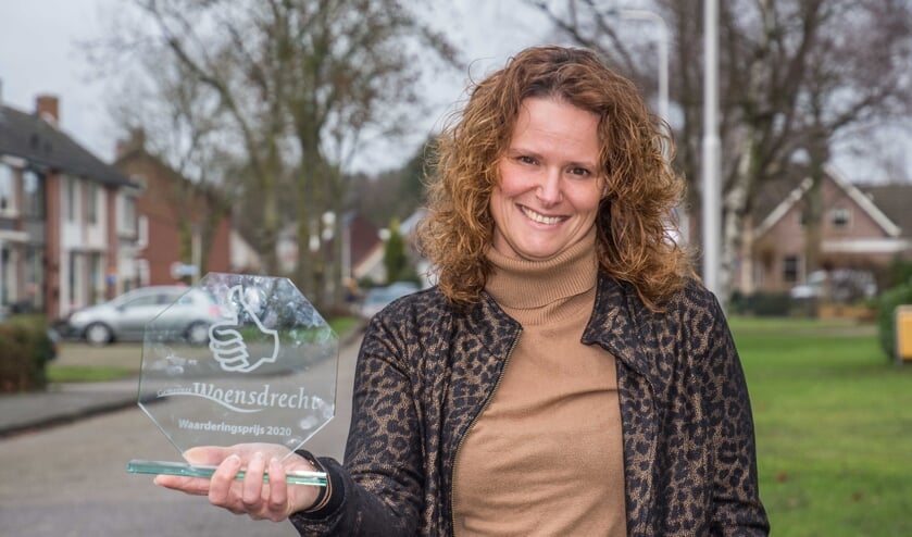 <p>Vanessa Floren toont de Waarderingsprijs Woensdrecht 2020.</p>