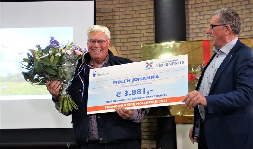 <p>Theo Sanders, voorzitter van Stichting Molen Johanna, neemt de prijs in ontvangst. </p>