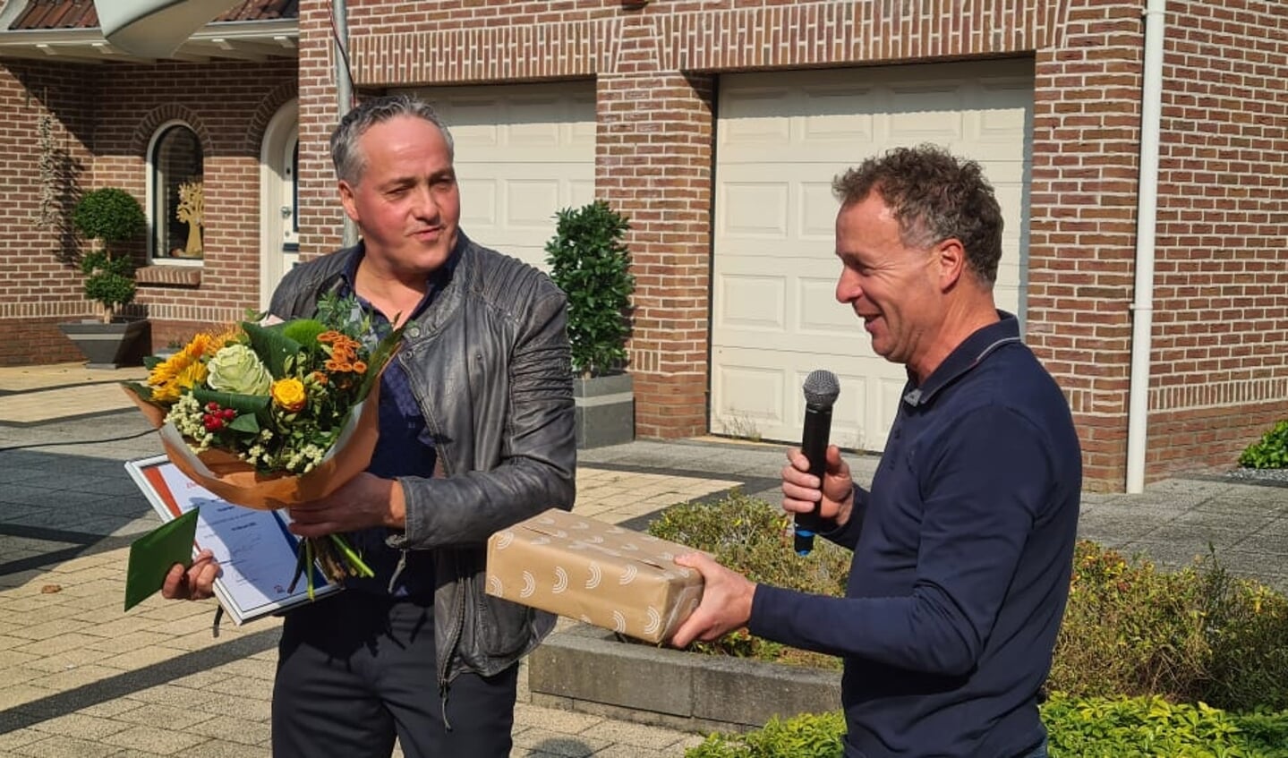 Jan Maas werd bij de Ronde van Huijbergen onderscheiden met het Zilveren Wiel van KNWU.