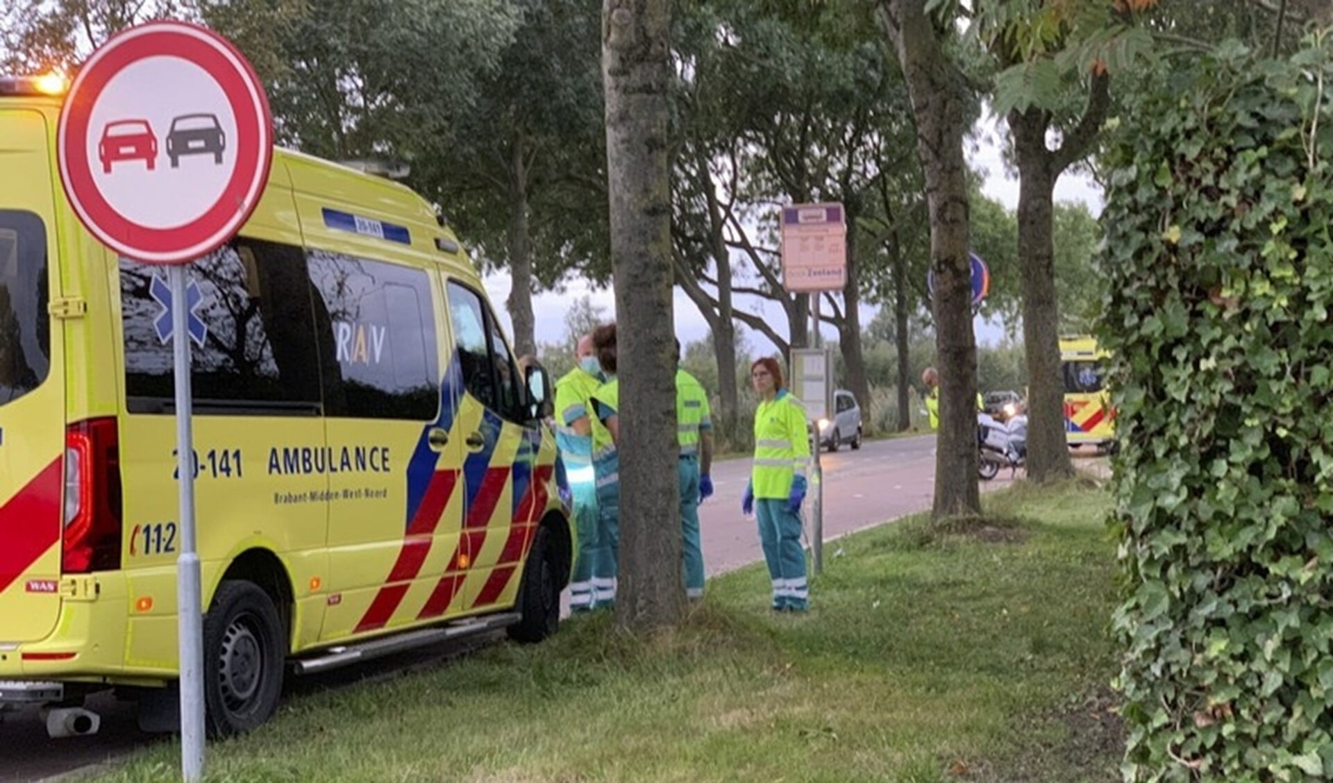 Bij een ongeval op het fietspad langs de Halsterseweg in Halsteren raakten een voetganger en scooterrijder gewond.