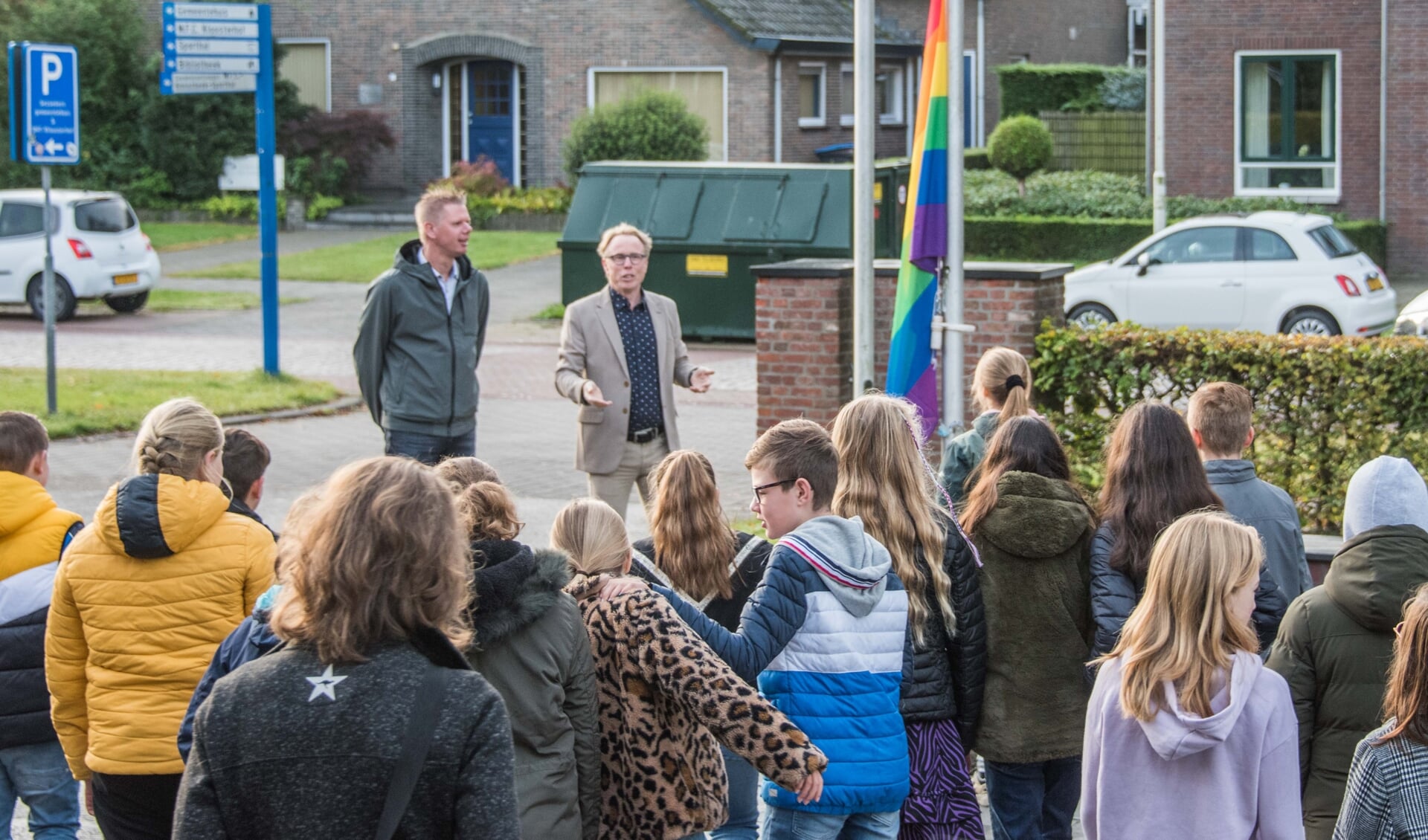 In gemeente Woensdrecht werd de Regenboogvlag gehesen in het bijzijn van schooljeugd.