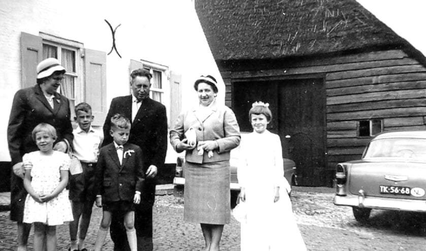 <p>Een familie foto van de familie J. Beyaarts van het Lindeke in de jaren '50. Wie kent ze nog?</p>