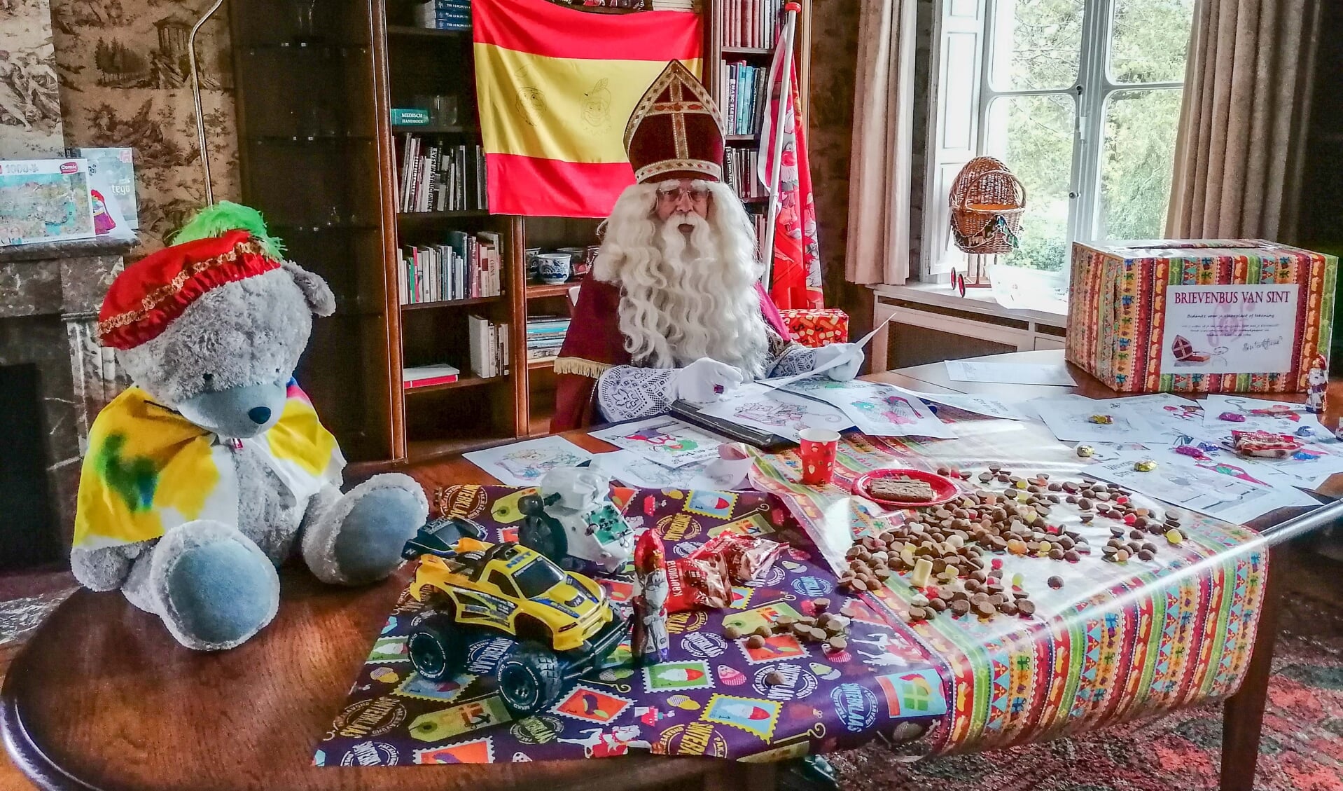 Vanuit zijn kantoor in de villa Mattemburgh kijkt Sinterklaas terug op een geslaagde intocht. Hij zag meer blije gezichtjes dan ooit!