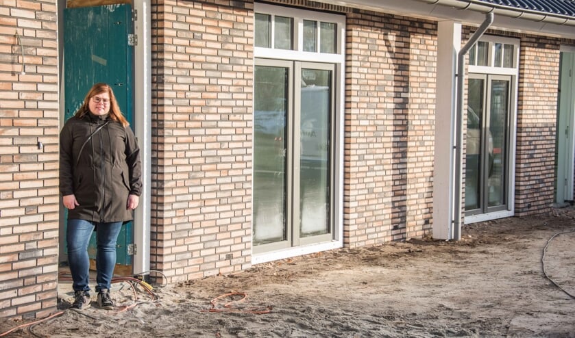 <p>Nicole van den Eijnden voor haar starterswoning in Ossendrecht. </p>
