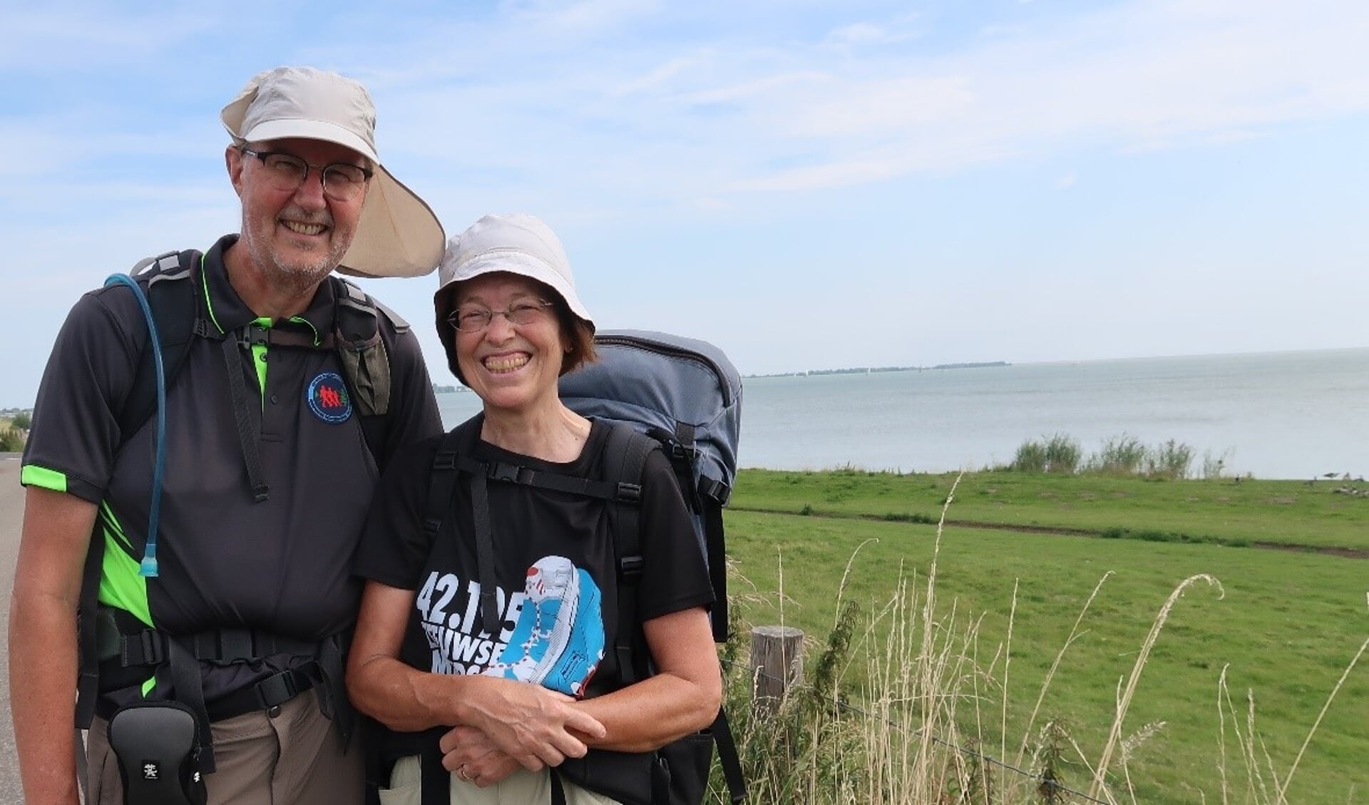 Arie Haasnoot en Johanna Jacobs tijdens hun tocht over het Zuiderzeepad in coronatijd.