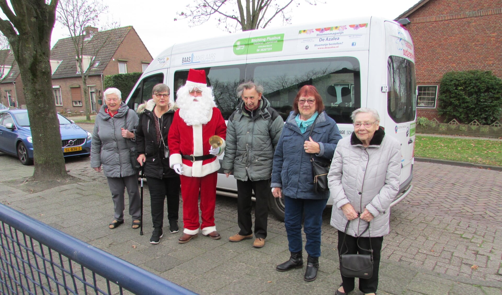 Kerstman als chauffeur van de Plusbus met passagiers.