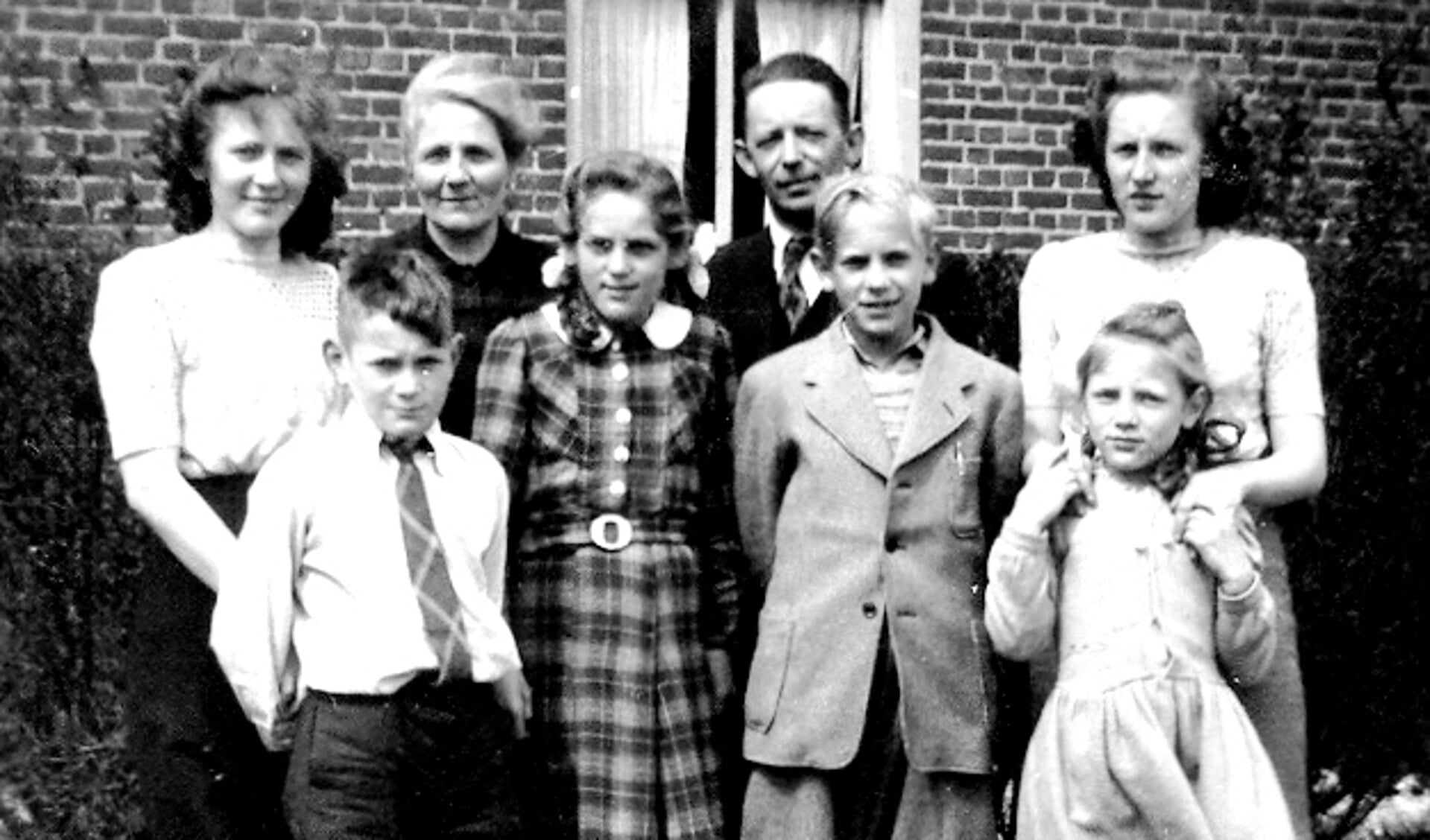 Wie is deze familie uit de Dorpsstraat in Halsteren?