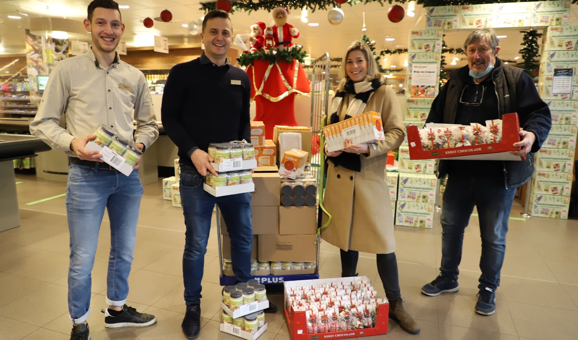 Overhandiging levensmiddelen vanuit SamenDoen aan de Voedselbank bij PLUS Halsteren.