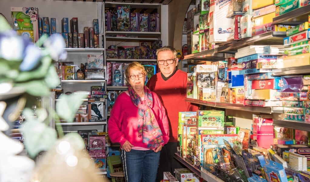 Henny en Jan Wouts hebben nog altijd plezier in hun dorpswinkel.