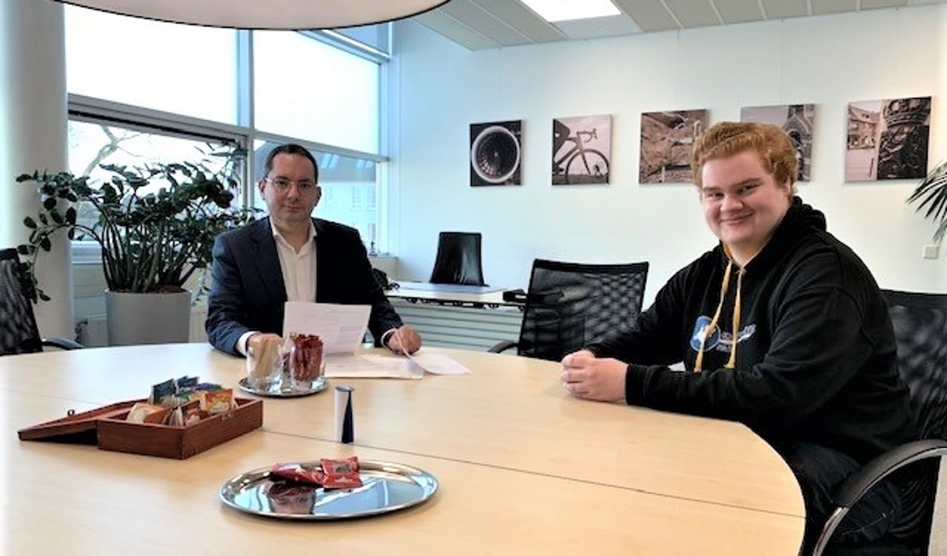 Jens van Kakerken meldt zijn Conservatieve Partij aan bij burgemeester Adriaansen.
