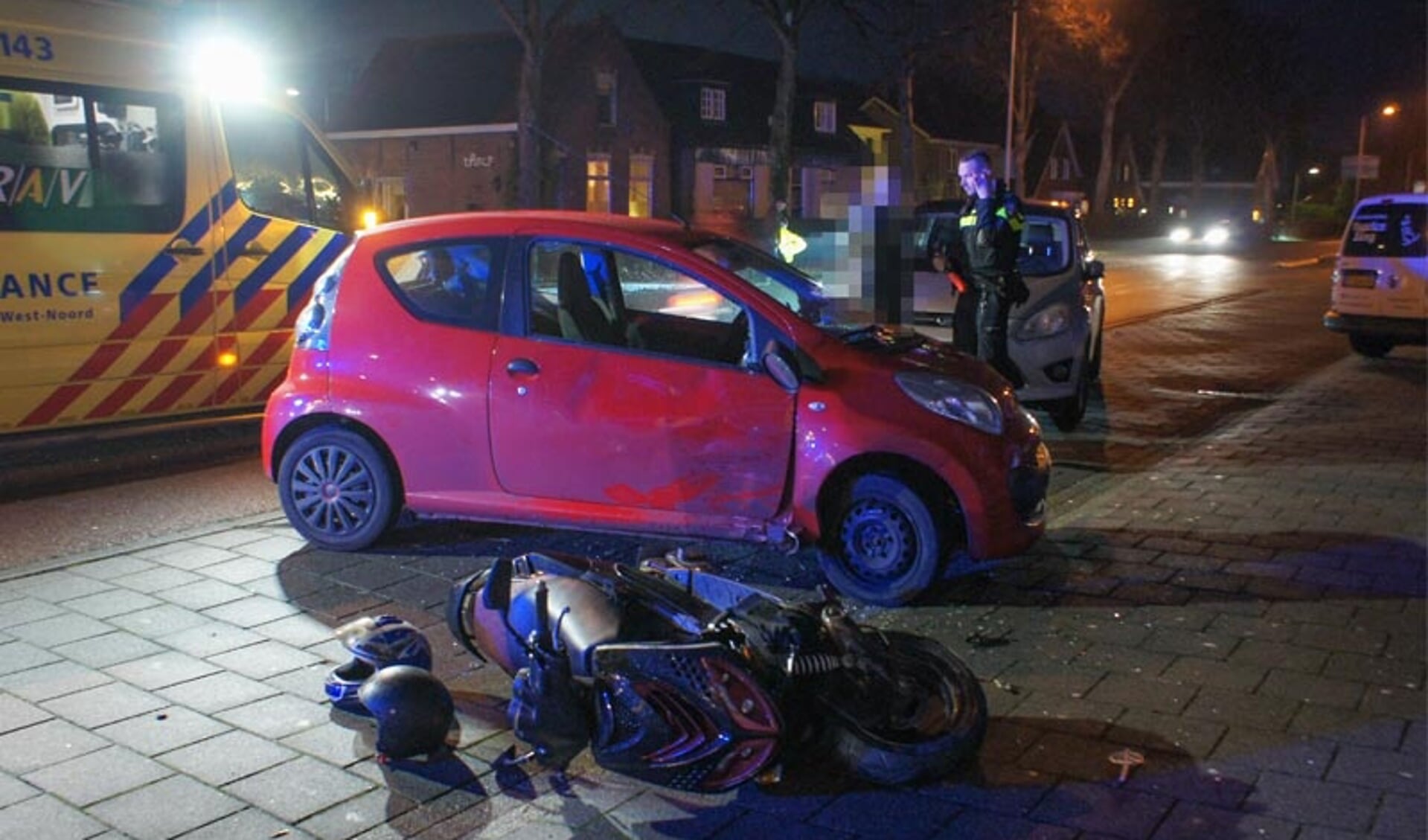 Ongeval met een scooter en personenauto aan de Tholenseweg in Halsteren. 