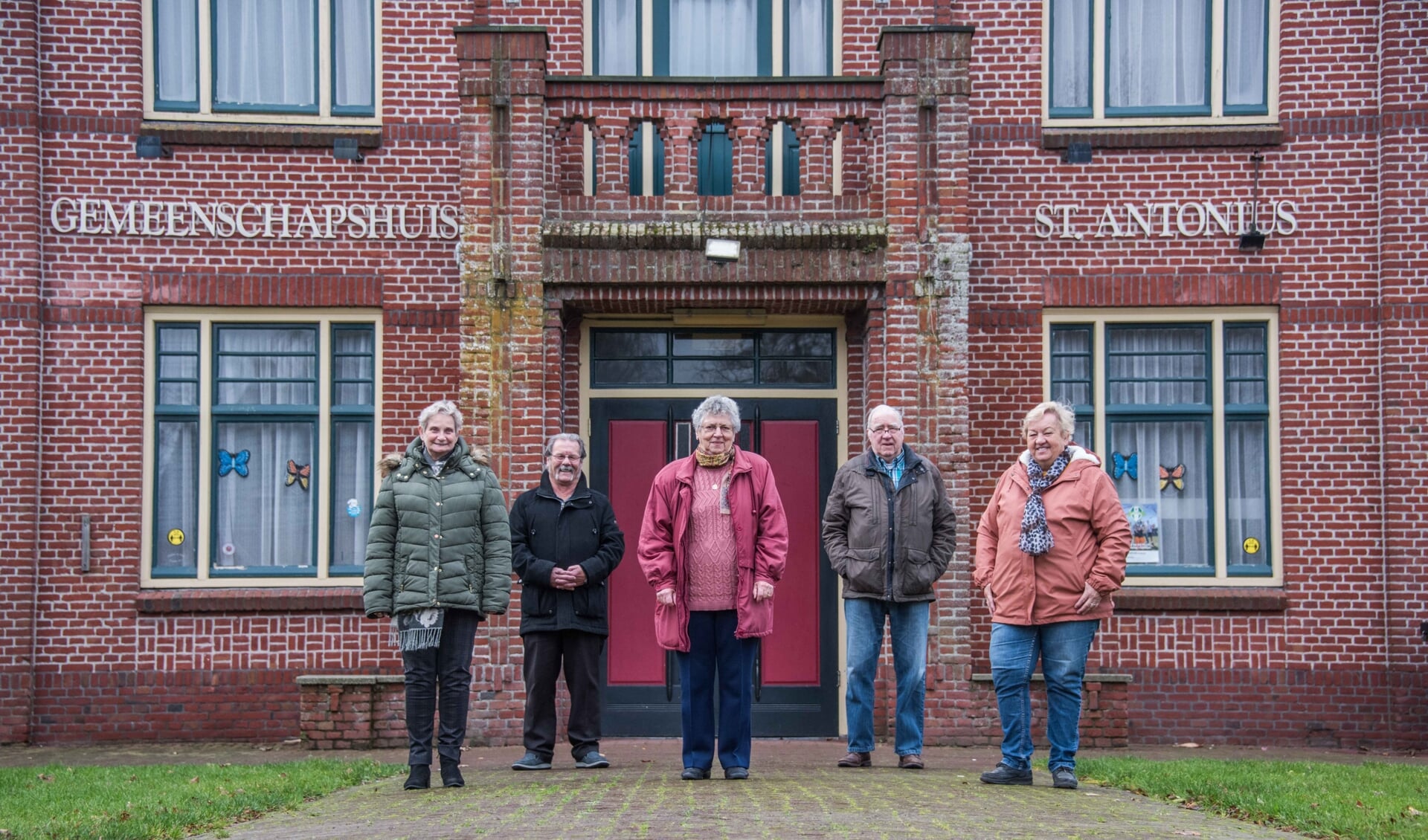 Het nieuwe bestuur van KBO Lepelstraat met van links naar rechts Jo Jogchems, Adrie Jochems, Do Karremans, John Wanrooij en Lida Franken. Jeannette Leijten staat niet op de foto.