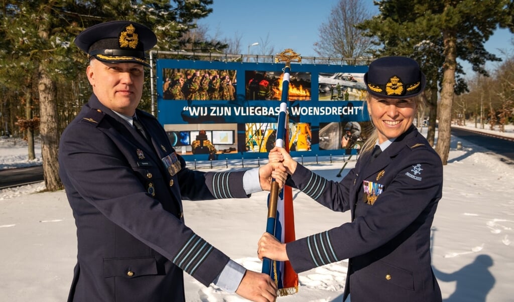 Kolonel Ben Kamstra draagt de taak van commandant over aan Kolonel Ellen Meeuwsen-Scholten.