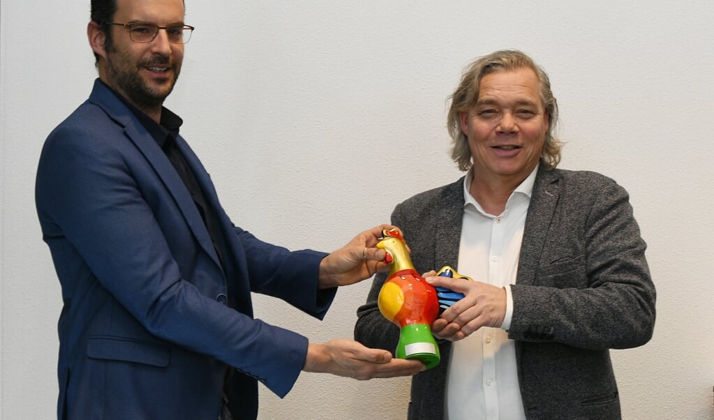 Wethouder Thijs van Kessel (links) reikt de prijs uit aan Roel Soffers (foto F. v.d. Bogaard).