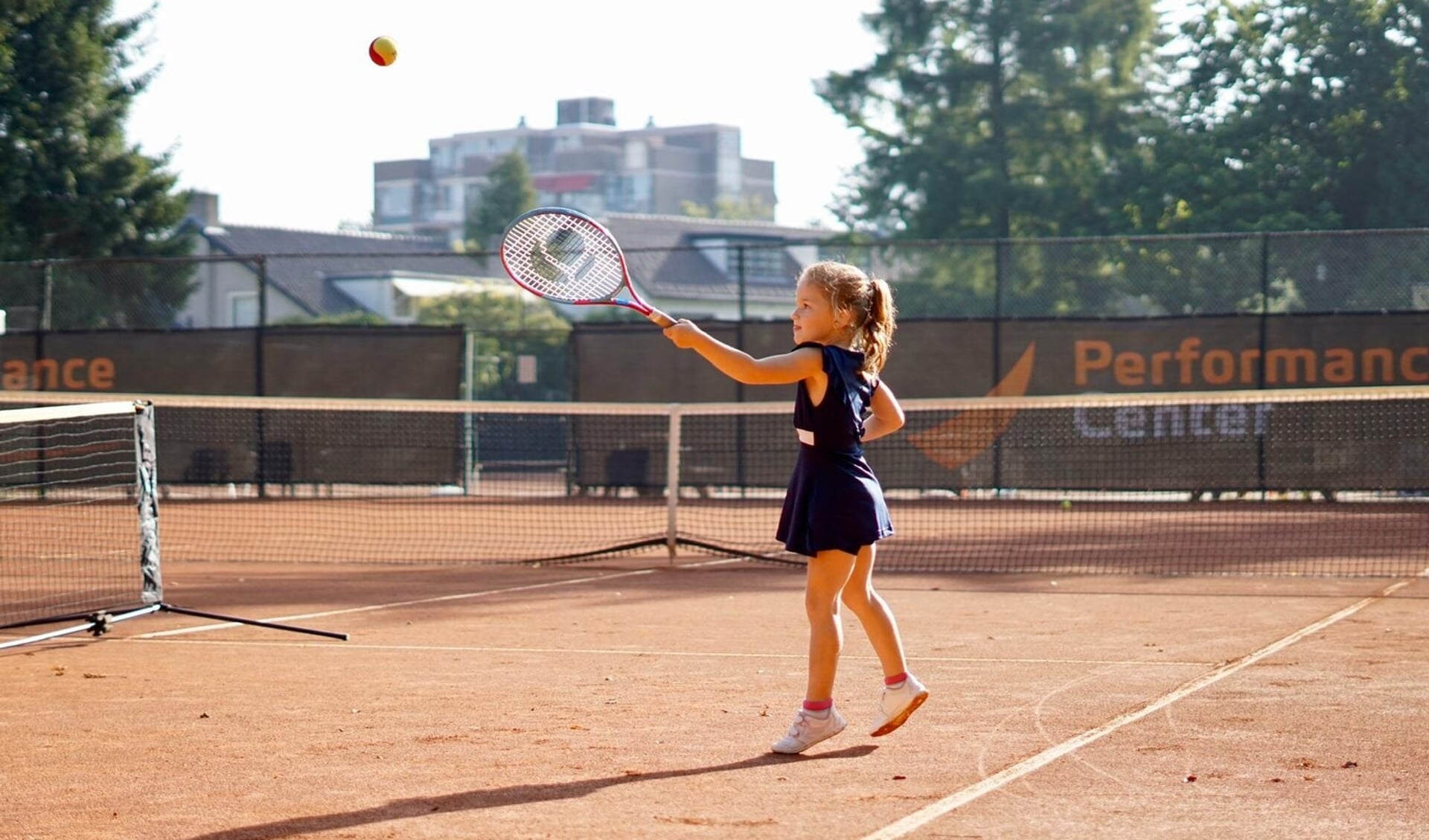 Kennismaking met tennis door een jong meisje.