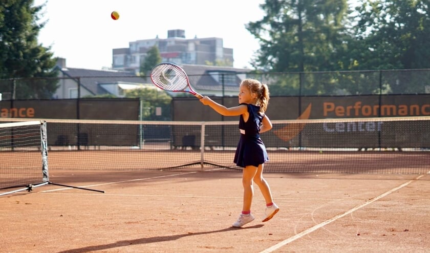 <p>Kennismaking met tennis door een jong meisje.</p>