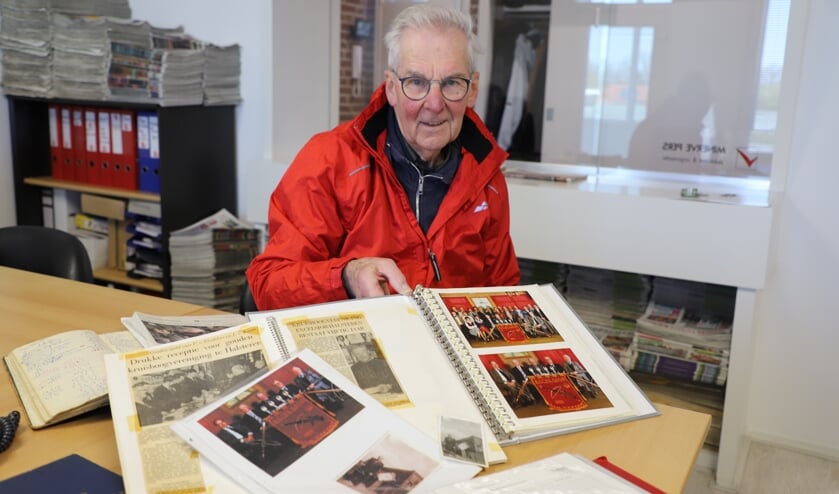 <p>Piet Groffen toont oude foto's van Excelsior.</p>