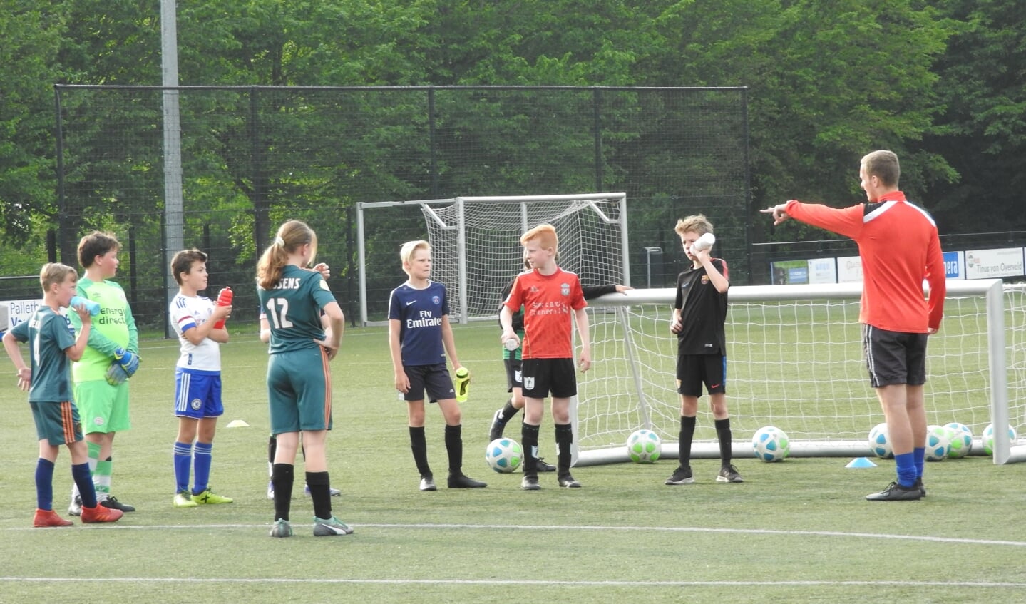 WVV’67 jeugd luistert aandachtig naar trainer Quirijn Schevenhoven.