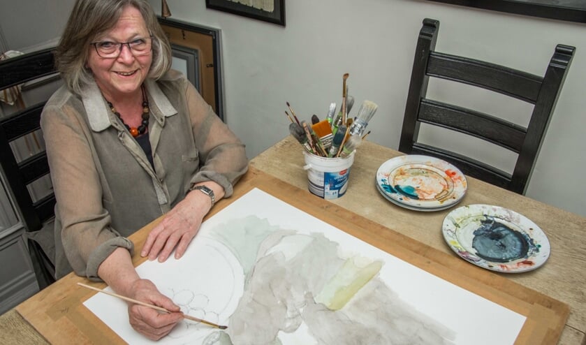 <p>Ria van Dijk schildert graag en doet dat gewoon thuis aan de keukentafel.</p>