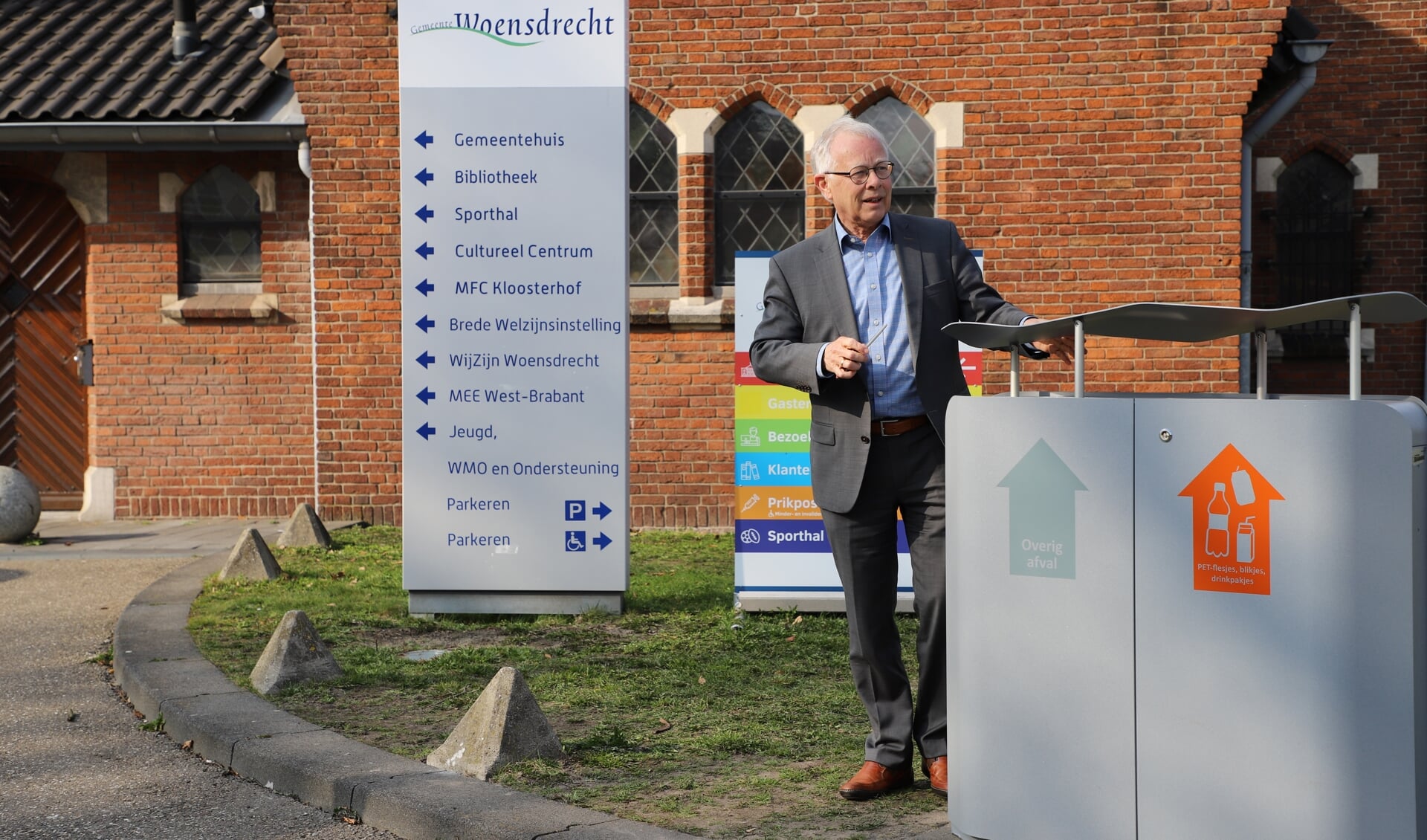 De nieuwe afvalbak met twee compartimenten om afval te scheiden is onthuld door wethouder Henk Kielman.