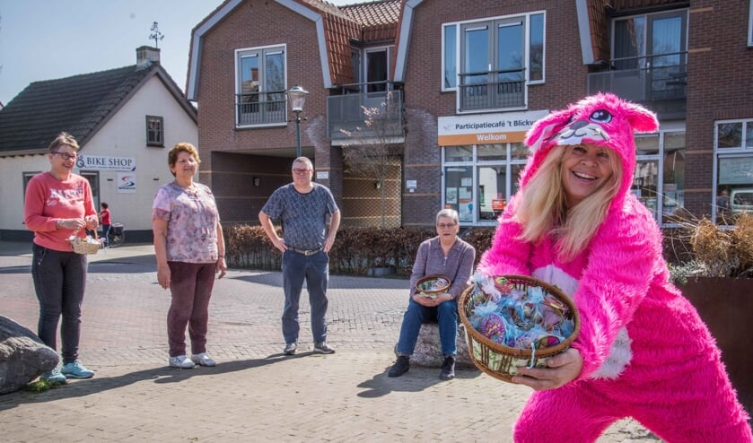 <p>Vrijwilligers van het Participatiecafé gingen, met de Paashaas, langs de deur bij eenzame mensen. In het midden nieuw lid Eddy Huybrechts.</p>