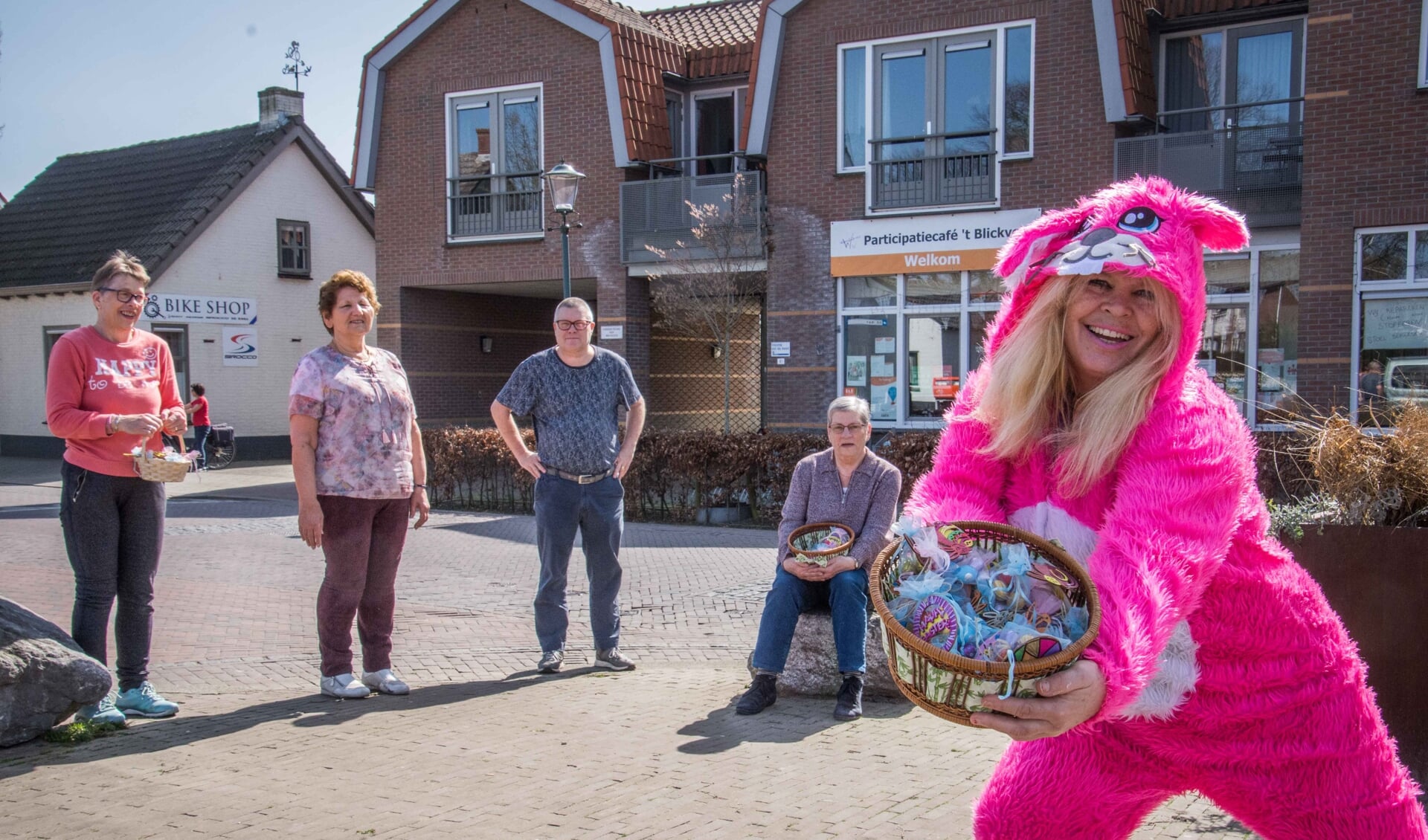 Christina, vorige week nog Paashaas in Woensdrecht,  geeft zaterdag Zumba in Hoogerheide.
