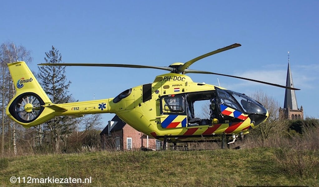 De traumahelikopter landt op het terrein aan de Scheldeweg in Hoogerheide.