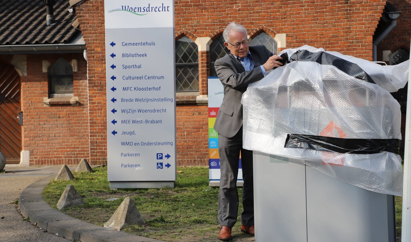 Wethouder Henk Kielman onthult de afvalscheidingsbak voor het gemeentehuis. 