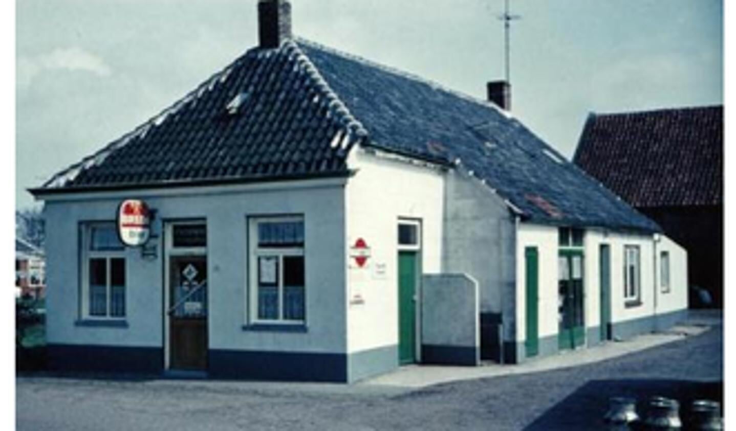 Het vroegere café Excelsior van Van Elzakker.Aan de Buurtweg, waar 100 jaar geleden Kruisboogvereniging Excelsior werd opgericht.