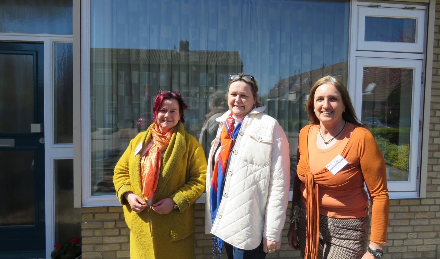 De dames van de Oranjevereniging Lepelstraat bezochten de gedecoreerden.