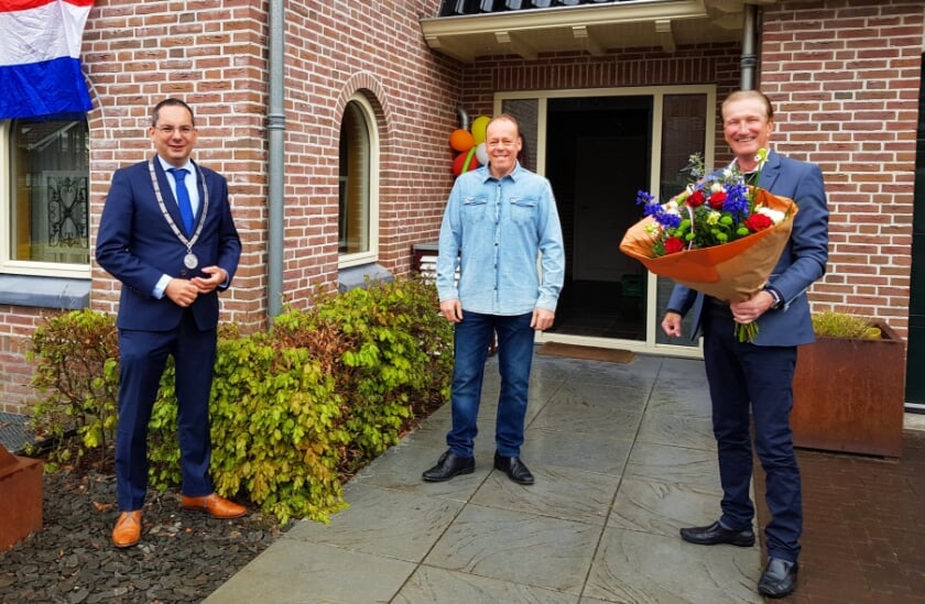 <p>Felicitaties voor de kersverse Nederlands Kampioen driebanden Ludo Kools van burgemeester Steven Adriaansen en wethouder Hans de Waal.</p>