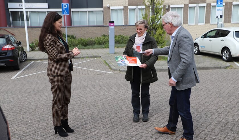 <p>Rian Govers brengt het Zonnebloemlot dat Bas Janse komt overhandigen aan de wethouder. </p>