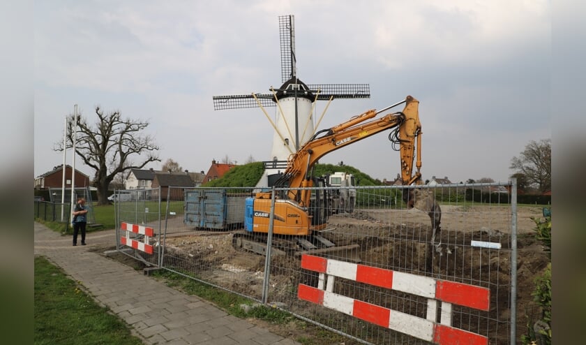 Op het terrein van de Sint Antoniusmolen wordt hard gewerkt.