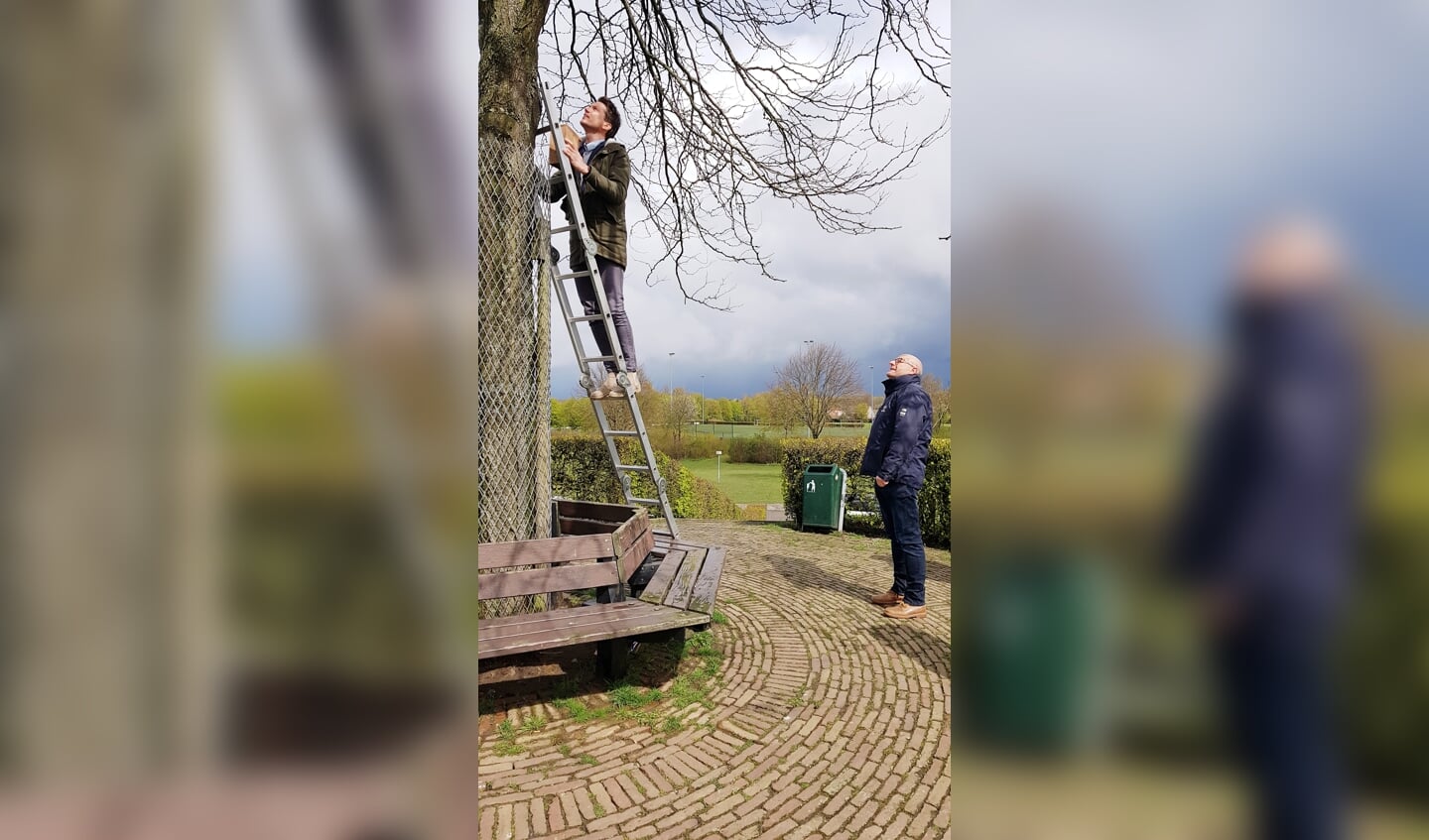 Wethouder van Agtmaal hangt nestkastje op