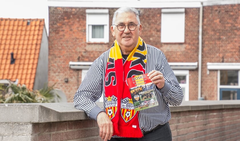 <p>Ton Hopmans toont zijn boek 'Dosko in het nieuwe millennium'.</p>
