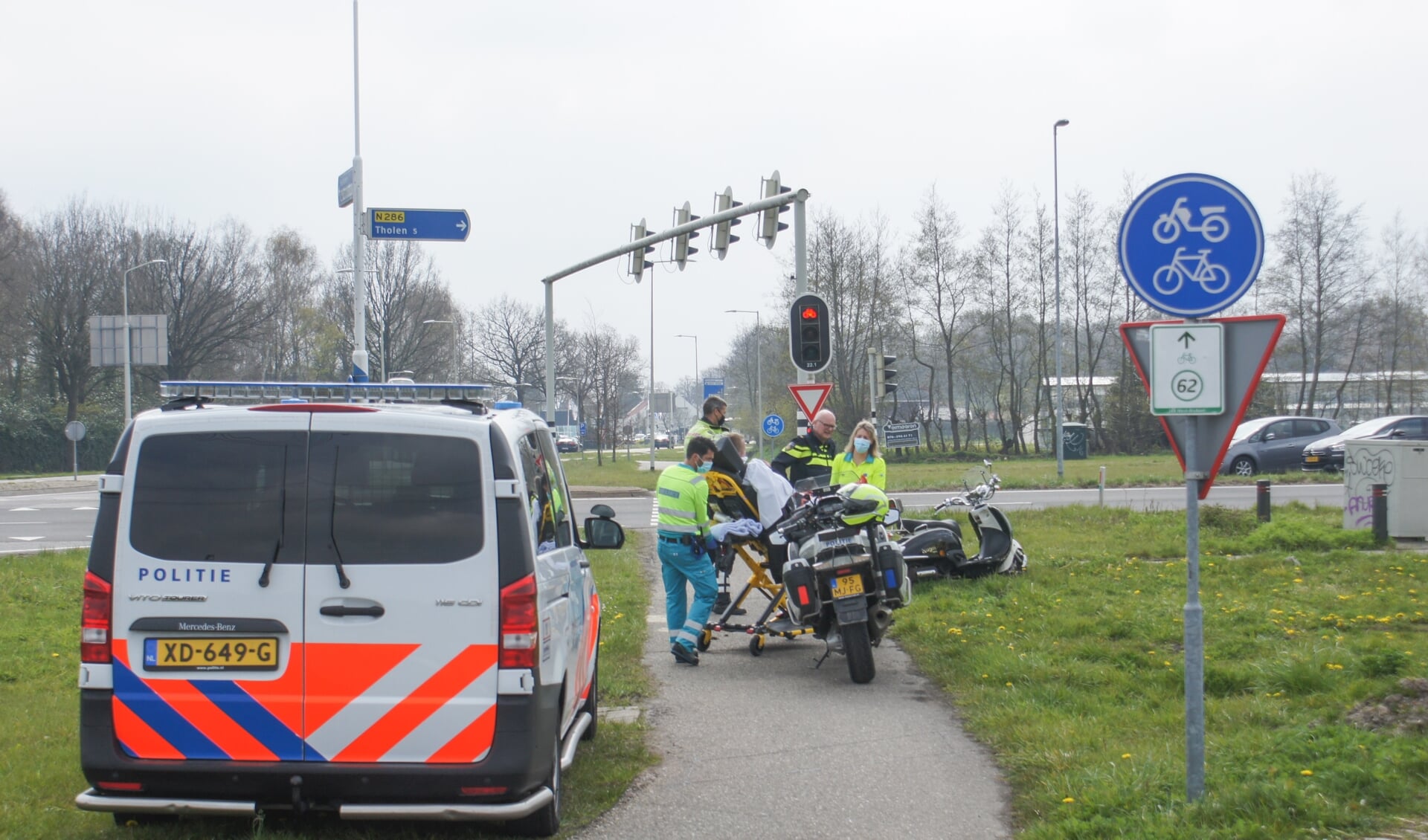 Hulpdiensten in actie bij een ongeval met een scooter op de Steenbergseweg waarbij de bestuurder gewond raakte.