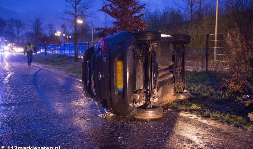 <p>Ongeval op de Steenbergseweg bij Lepelstraat door gladheid in april.</p>
