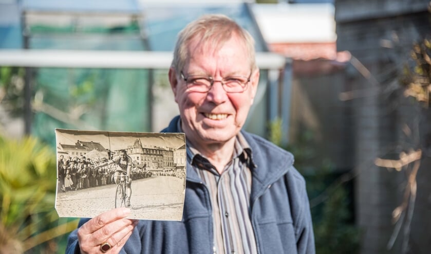 <p>Janus van der Zande met een foto van zijn vader.</p>