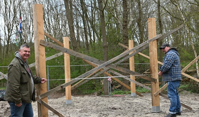 <p>Patrick en Jos druk in de weer met de bouw van een nieuwe opslag bij Scouting Ossendrecht.</p>