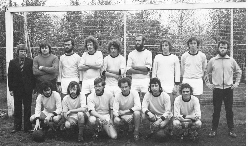 <p>Vivoo 1 (30 april '74). Staand vlnr: Vic Huijgens, Wim Pluijmers, Wim Roomer, Jan Hectors, Kees Mathijssen, Joop de Boe, Gerard Somers, Jan Meesters, Frans Rijpers tr. Geknield: Rinus Brocatus, Stan Verhaert, Jan Hurks, Piet v. Agtmaal, Nol v.d. Sommen, Frans Verstraeten.</p>