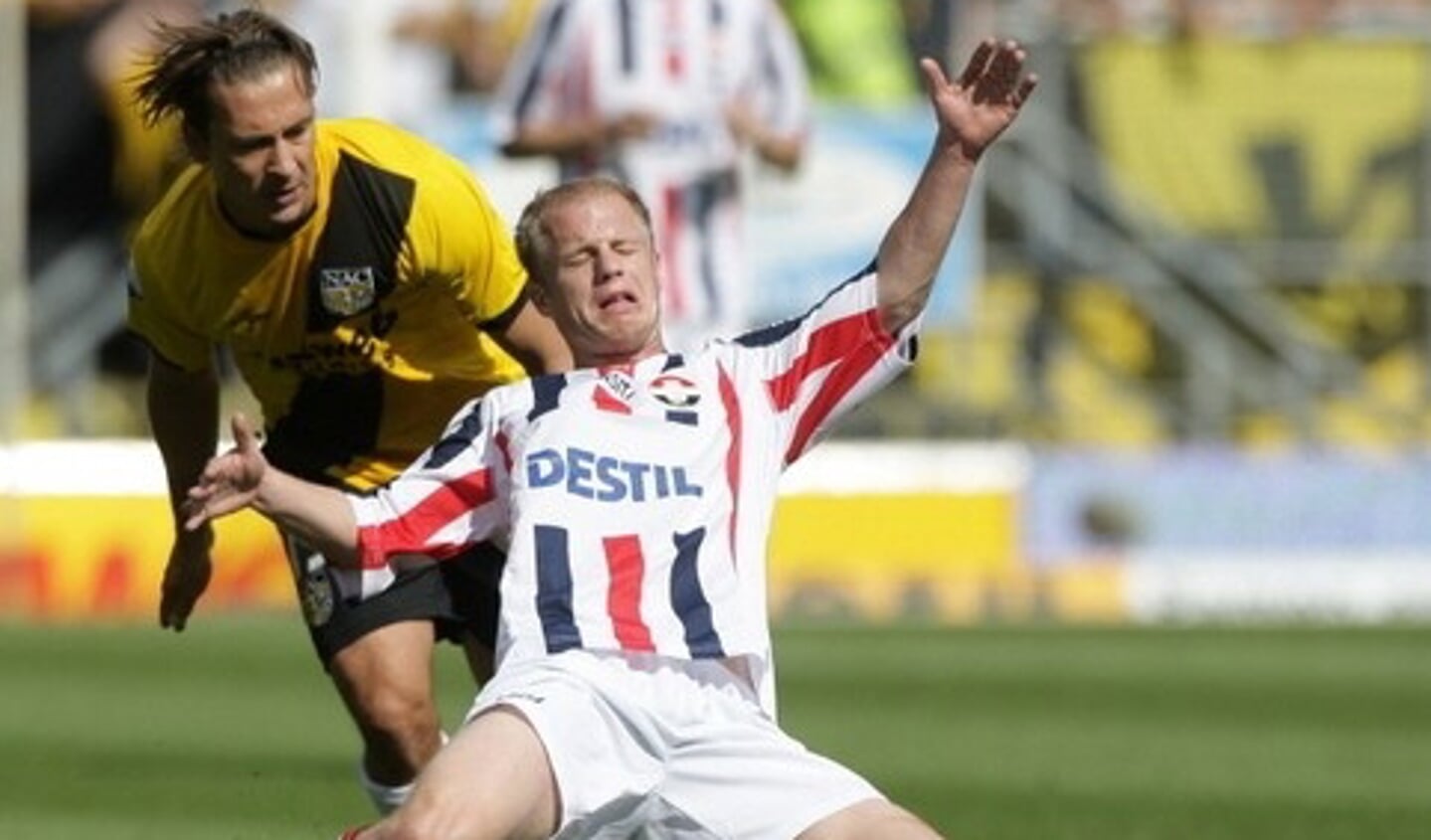 Danny Mathijssen in actie namens Willem II; op de foto boven in Oranje.