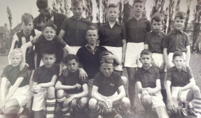 Voetbalteam op toernooi in Steenbergen in 1956.
