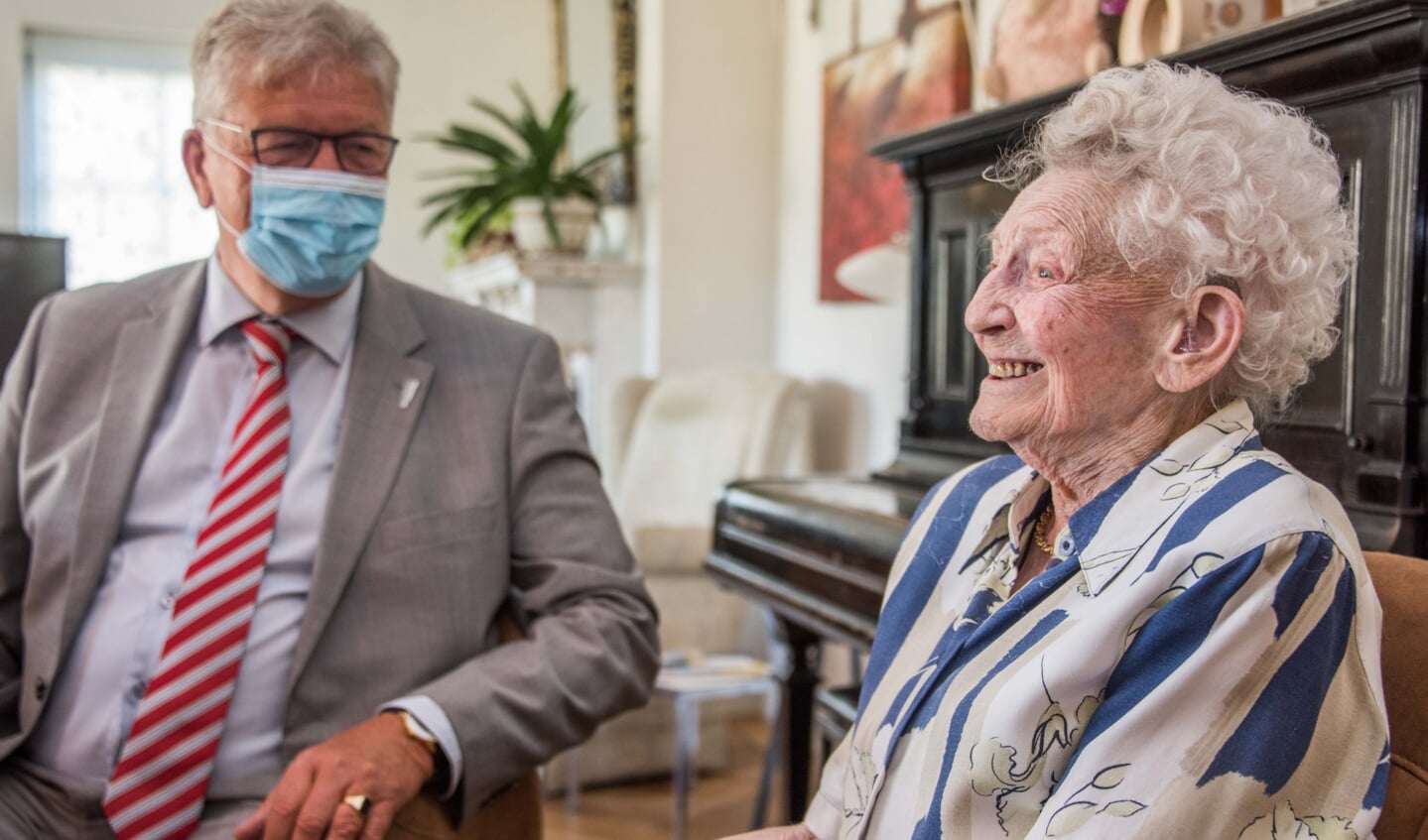Burgemeester Petter met de 100-jarige mevrouw Jansen.