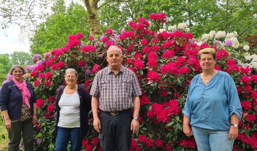 <p>Conservator Marianne Muller, Denise Reynders, Jos van Arendonk en Gitta van Rooij-Peeters richtten de kantexpositie in. </p>