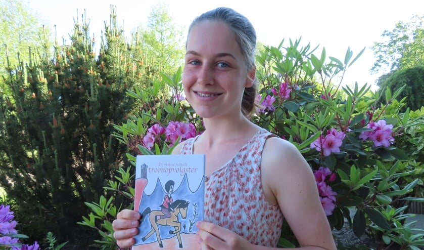 <p>Anouk Fasseur met het kinderboek dat ze zelf schreef en illustreerde. </p>