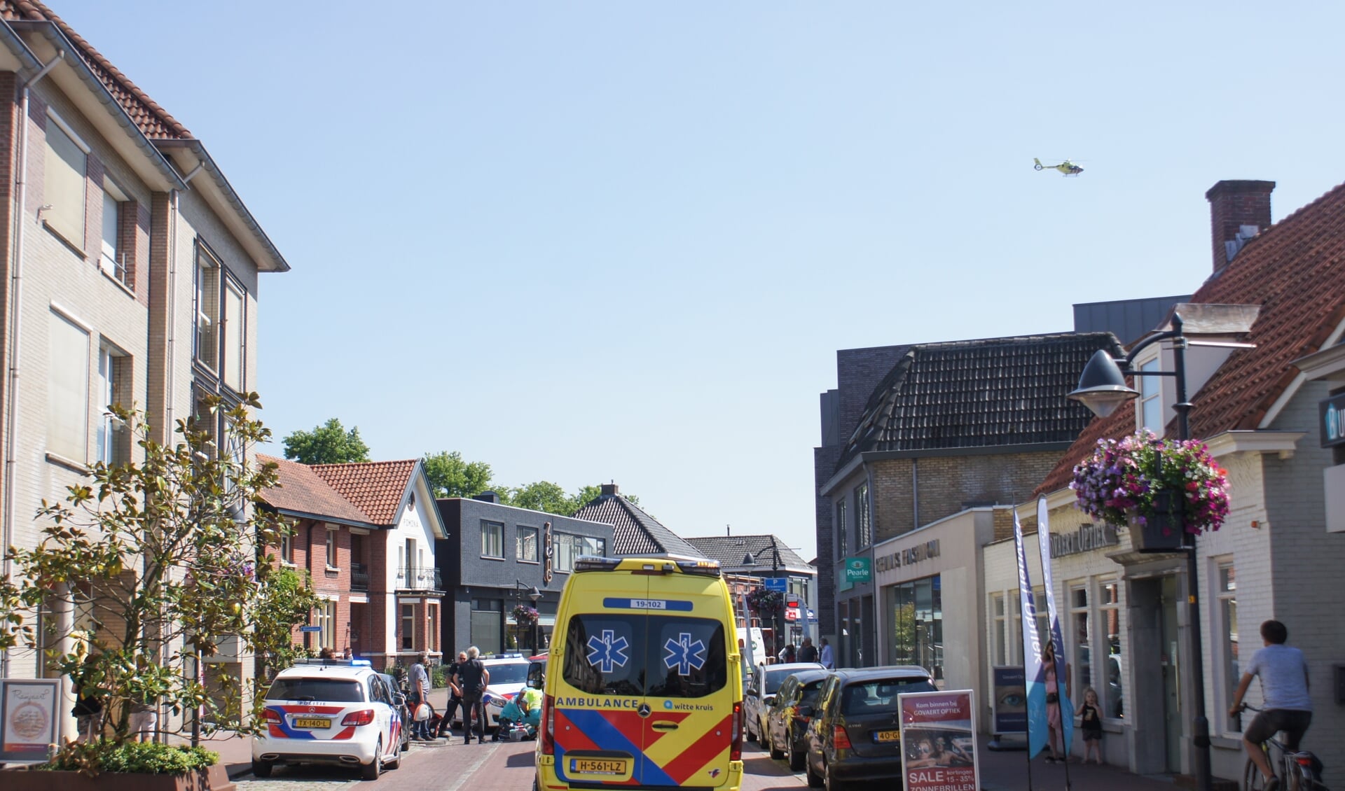 In de Raadhuisstraat in Hoogerheide raakt een vrouw dusdanig gewond bij een ongeval dat de traumahelikopter eraan te pas kwam.