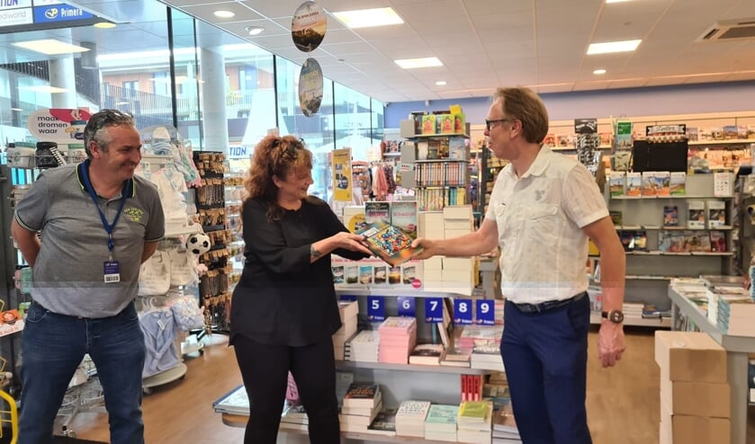 <p>Niels van Elzakker, Christel De Buyser en wethouder Lars van der Beek.</p>